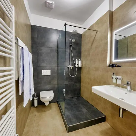 Appartamento Ultimate Group Getaway - Three Of Everything! Bratislava